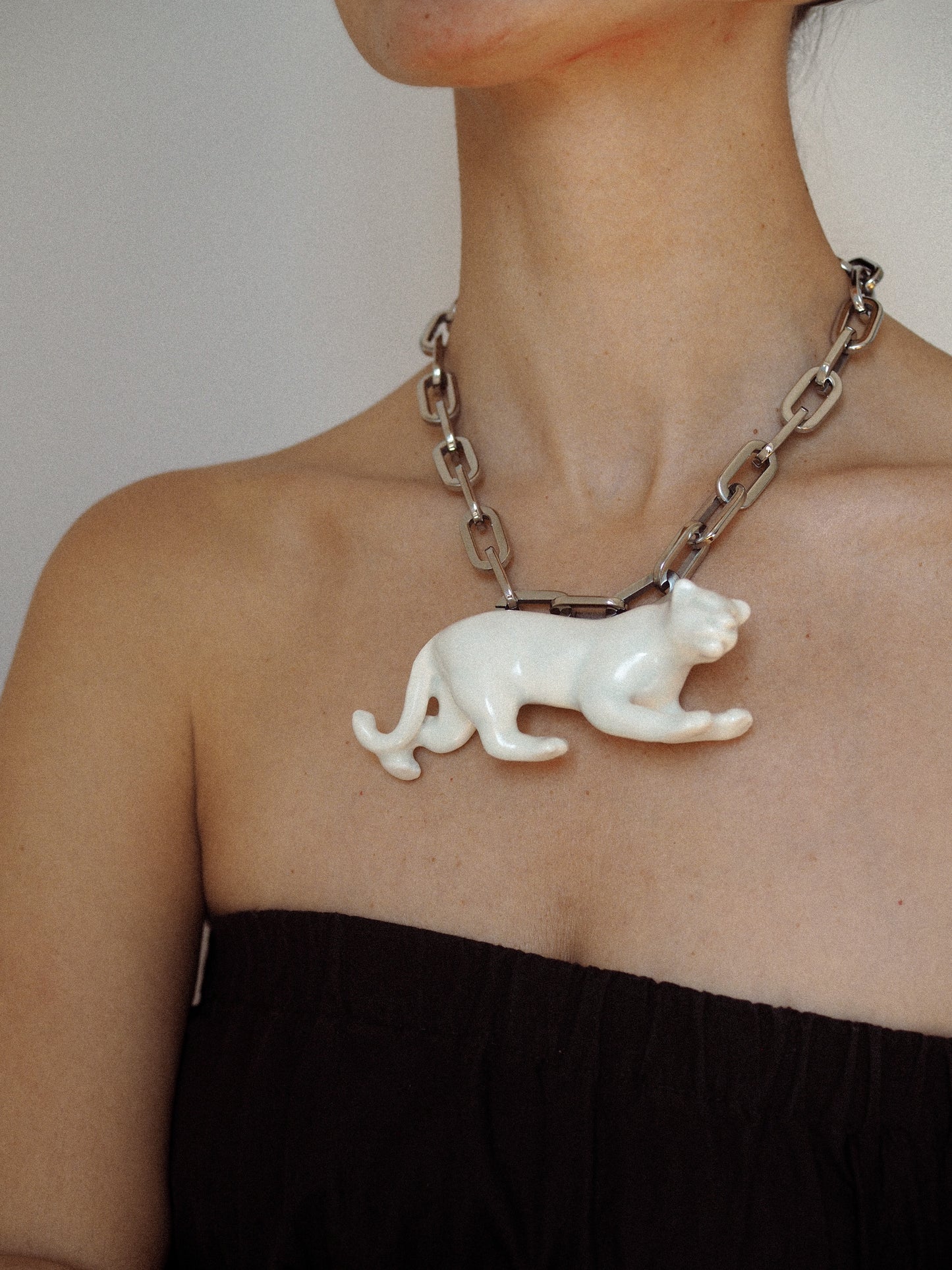 Cleo necklace white