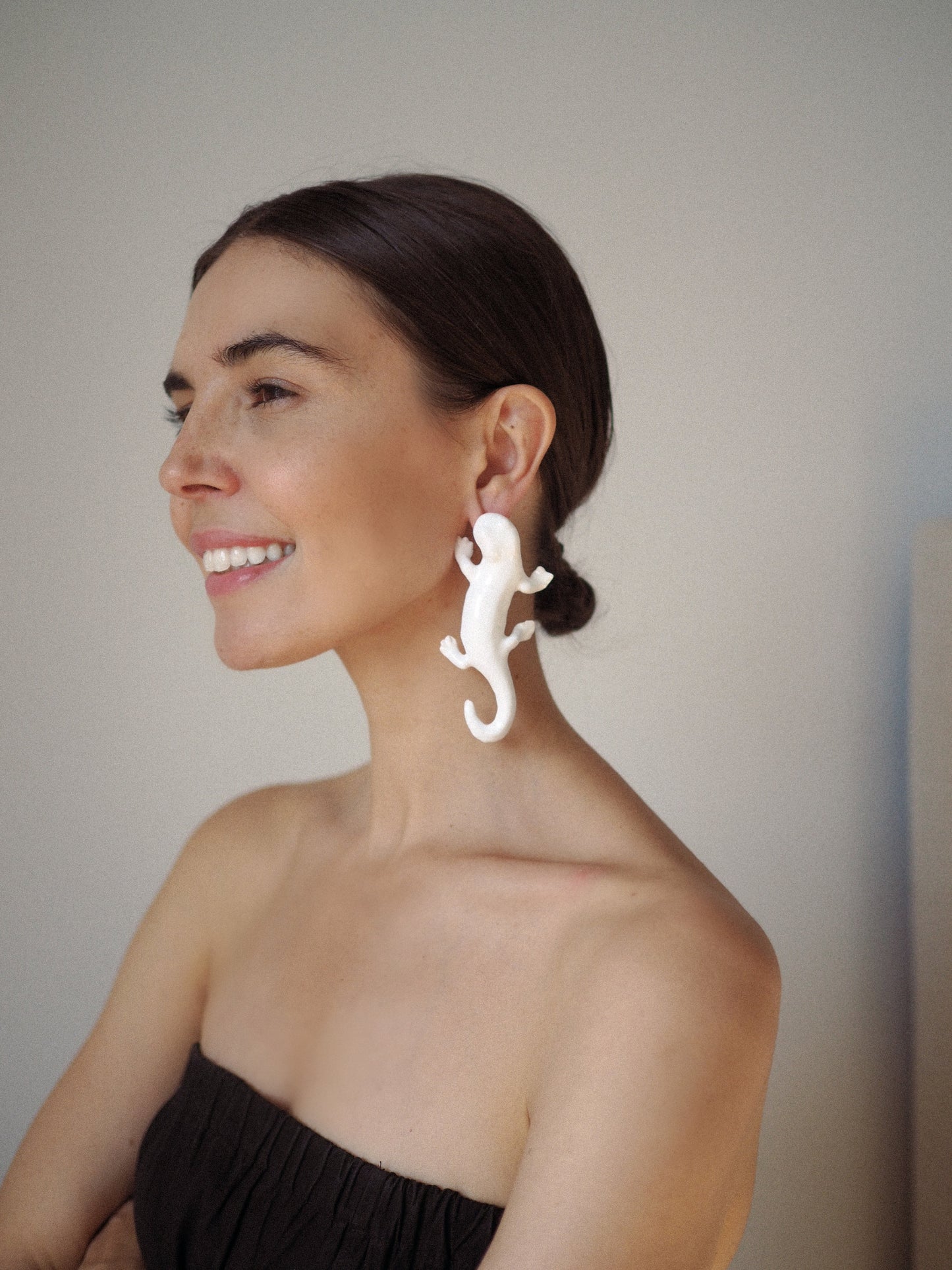 Salamandra earrings white